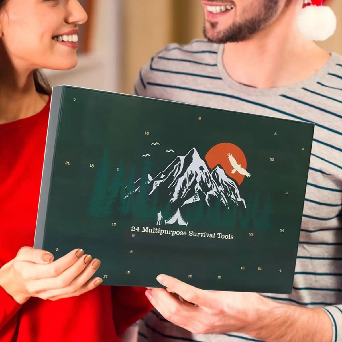 Åpnet Adventskalender med Utendørsverktøy for Menn, viser daglige overraskelser for turer og friluftsliv.