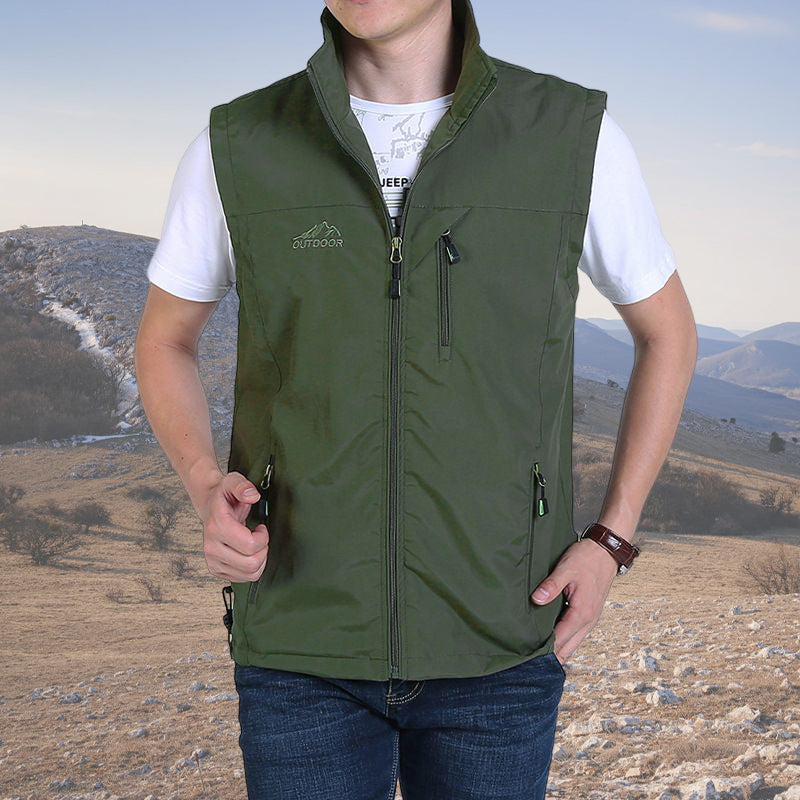 Detalj av softshell stoff på menns vanntett vest; viser den glatte, beskyttende overflaten. Vindtett.