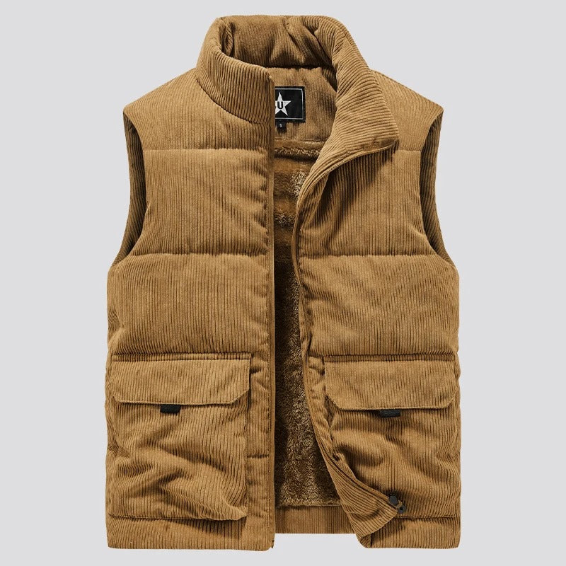Stilfull og allsidig vest for menn. Ideell som ytterplagg til fritid, friluft og hverdag. Komfortabel og varm.