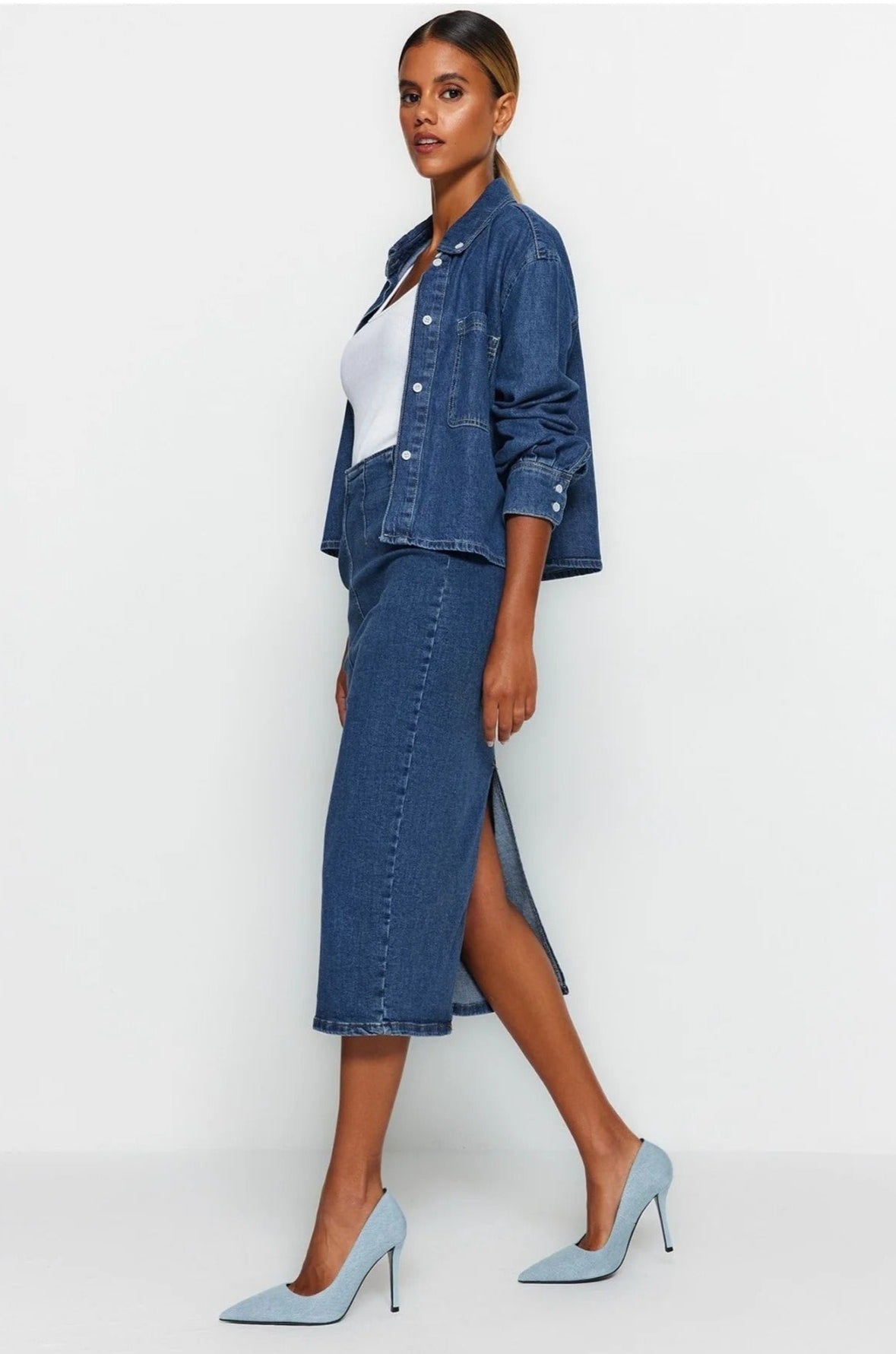 Klassisk blått midi denimskjørt. Et tidløst pencilskjørt som kombinerer komfort med moderne damemote.