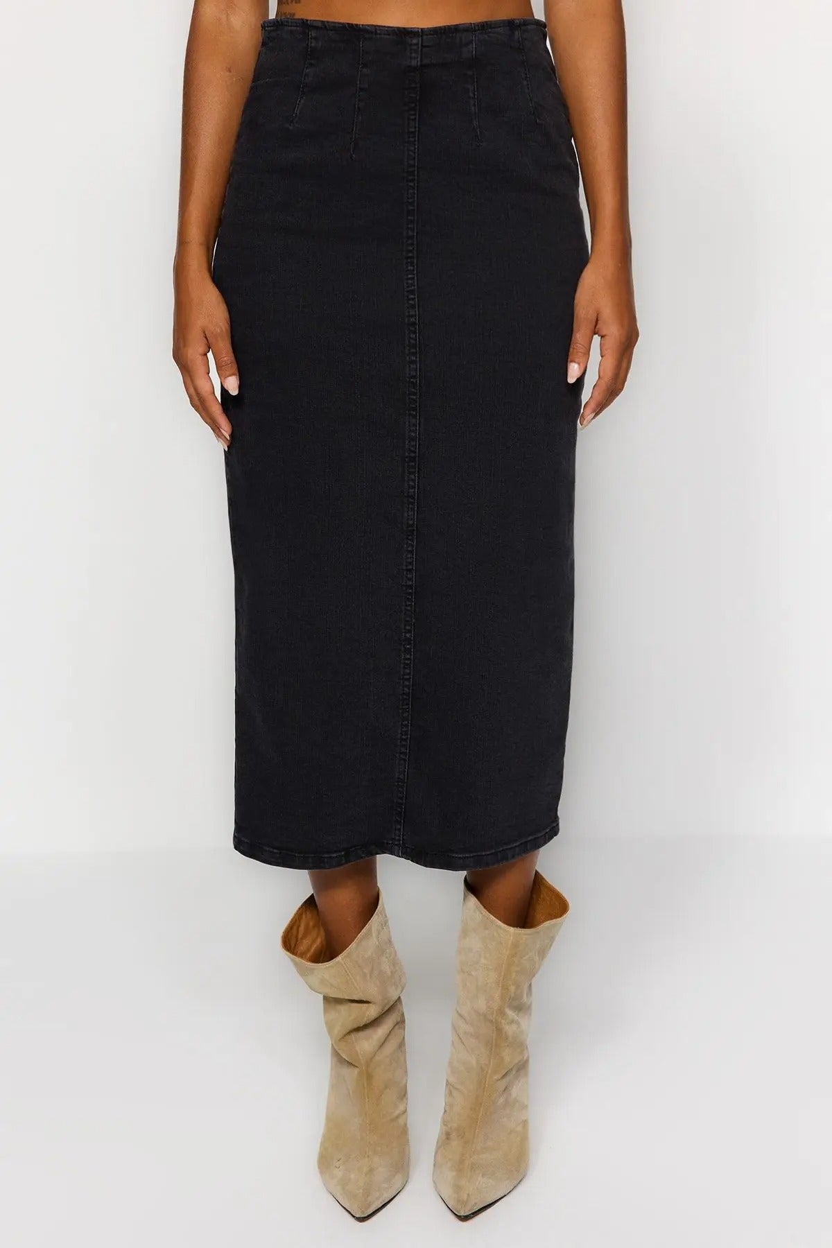 Trendy midi pencilskjørt i denim. Komfortabelt og stilfullt for moderne damemote, både i blått og svart.