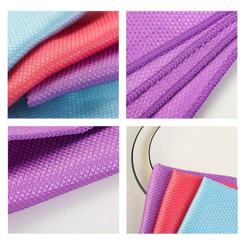 Mikrofiber rengjøringsklut i bruk ved bilvask. Skånsom og absorberende for et perfekt, rent resultat på bilen.