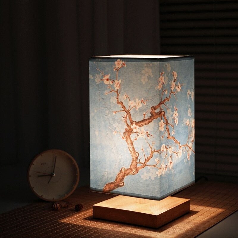 Elegant bordlampe med stemningslys, inspirert av japansk & skandinavisk minimalisme. Ideell for moderne interiør.