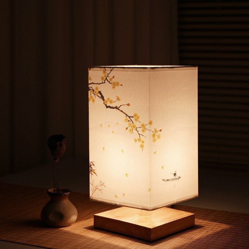 Vakker, minimalistisk bordlampe for hjemmet. Japansk-skandinavisk design som passer i stue eller soverom.