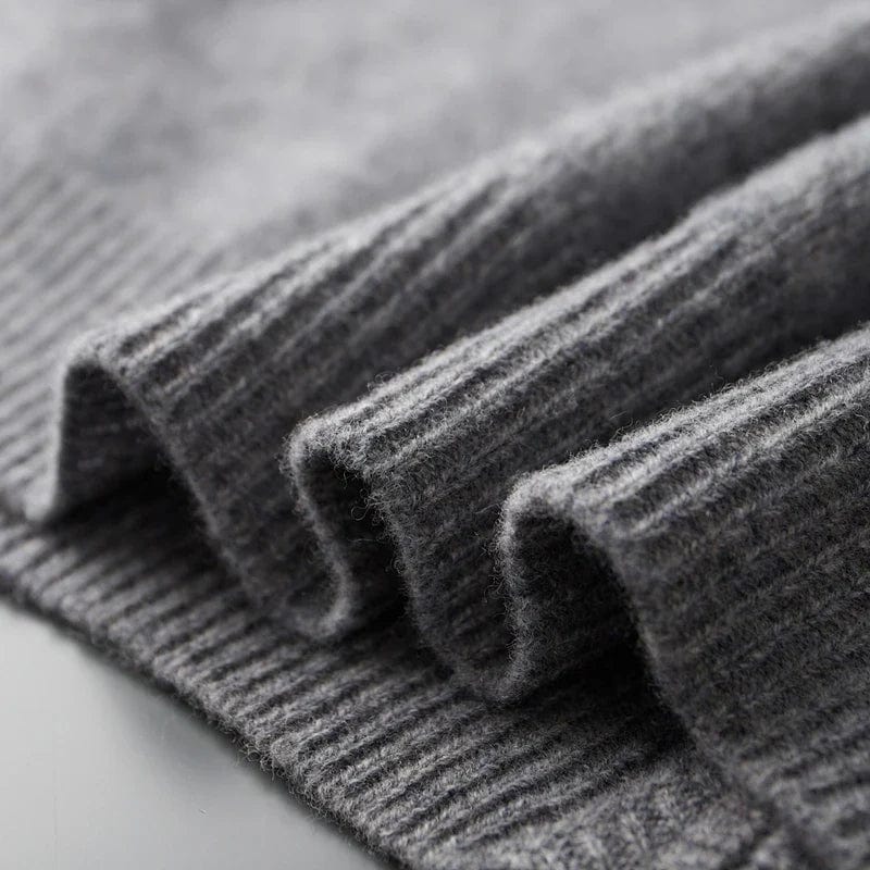 Herrejakke i kashmir liggende flatt, viser det minimalistiske designet og fine stoffet.
