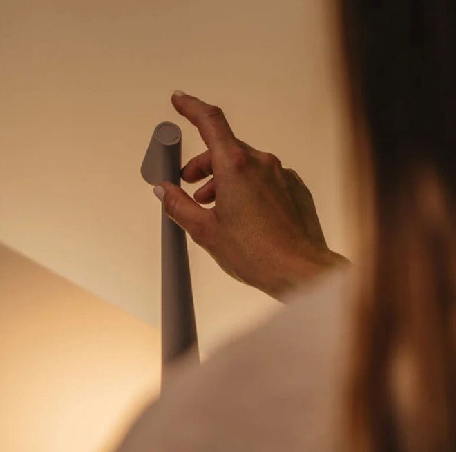 Trådløs, moderne LED bordlampe i minimalistisk design. USB ladbar for fleksibel plassering i hjemmet.