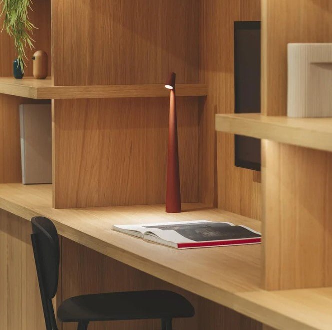 Praktisk LED nattbordslampe med berøringskontroll og justerbart lys for komfortabel lesing om kvelden.