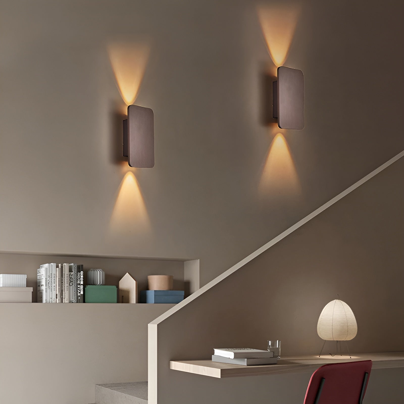 Moderne designlampe med LED-belysning. Perfekt for stilfull hjemmeinnredning i gang eller kontor.