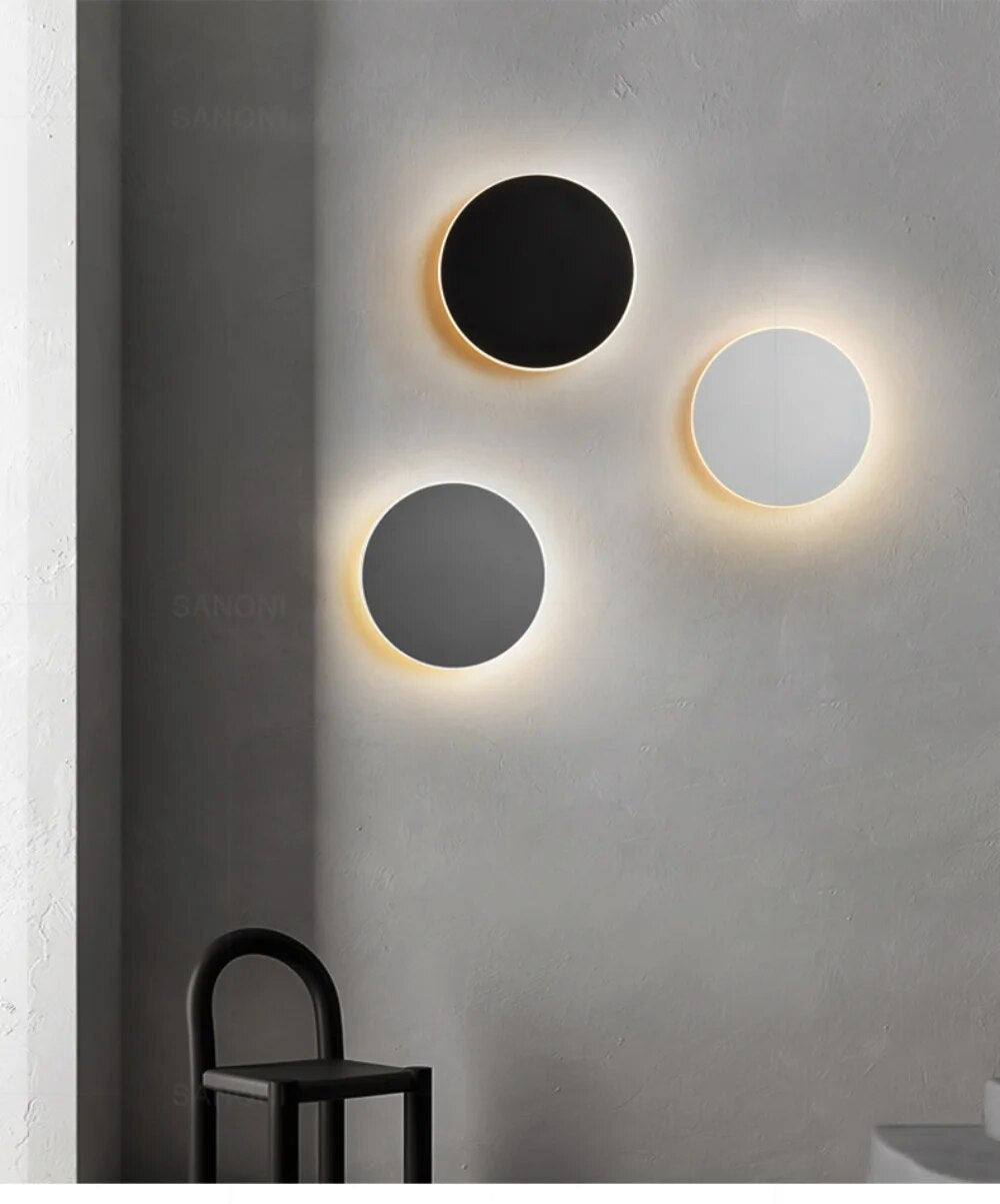 Stilren LED-vegglampe som skaper stemningsfullt lys; perfekt for soverom og moderne interiør.