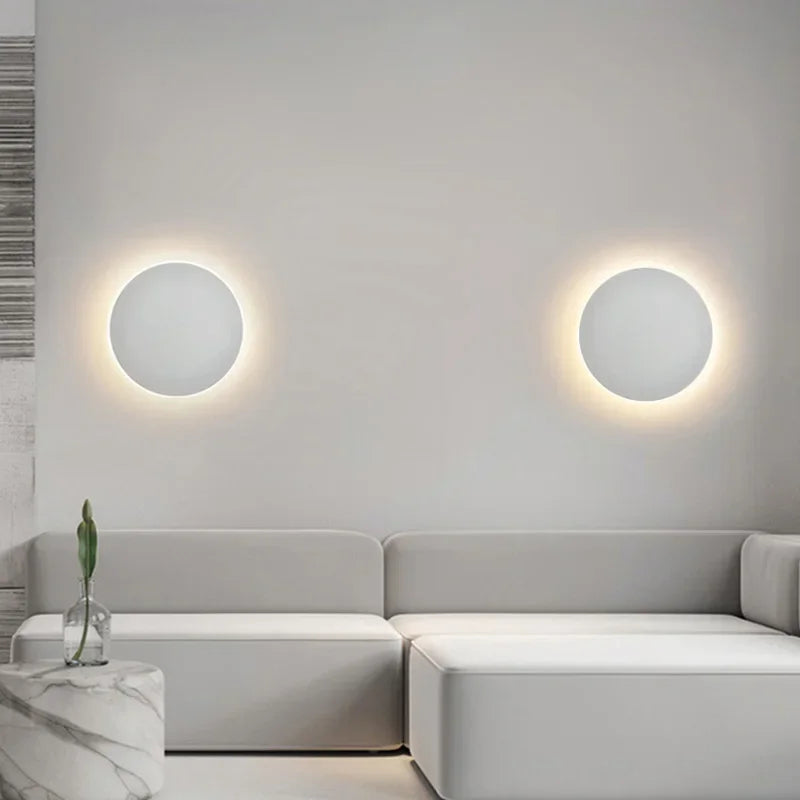 Justerbar, minimalistisk LED-vegglampe gir moderne og behagelig stemningslys til ethvert rom.