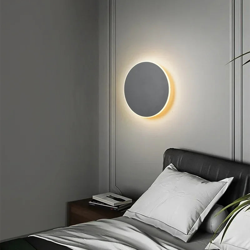 Elegant LED-vegglampe, minimalistisk stil. Moderne interiørbelysning som sparer energi.