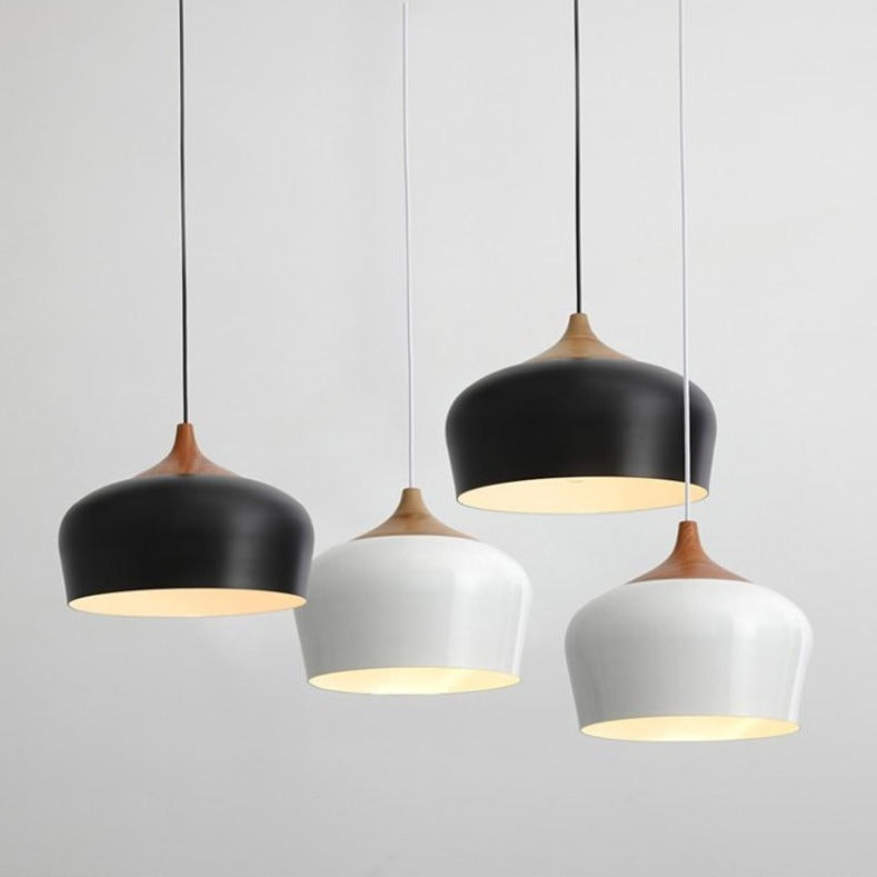 Elegant taklampe med minimalistisk design i pastellfarge. Ideell for stue, kjøkken eller spisestue.
