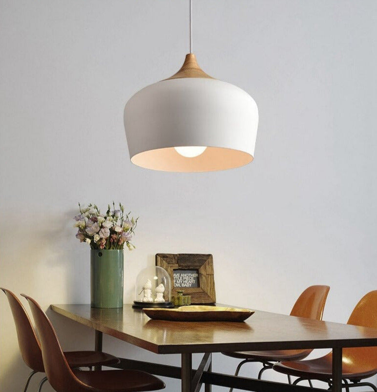Enkel og elegant pastell taklampe. Perfekt minimalistisk belysning for et stilrent og moderne hjem.