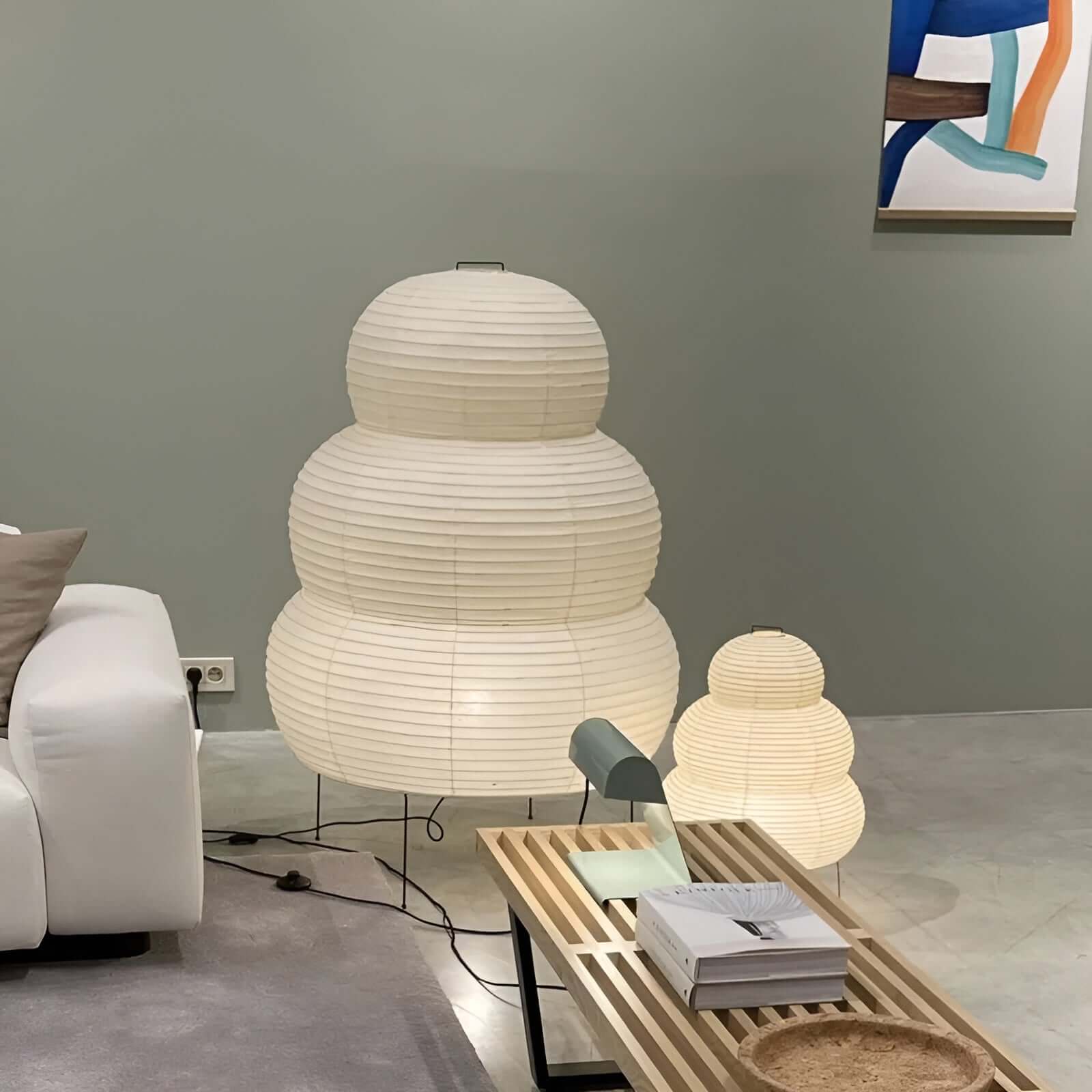 Beroligende LED-bordlampe av rispapir, skaper stemningslys i soverom, stue eller kontor. Hvit, moderne design.
