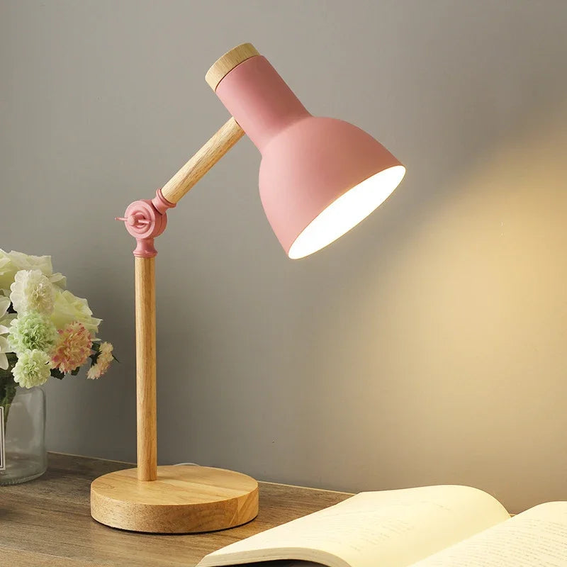 Stilren designlampe med justerbart hode, inspirert av nordisk interiør. Ideell for belysning i stue eller kontor.