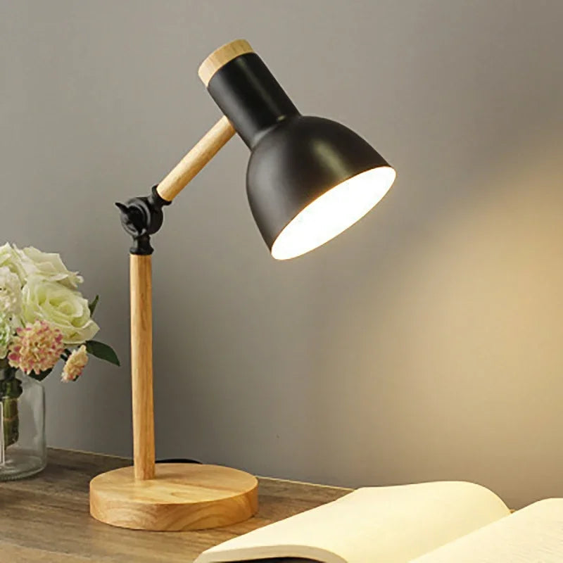 Moderne skandinavisk bordlampe som forbedrer interiøret. En allsidig lampe for både dekor og praktisk belysning.