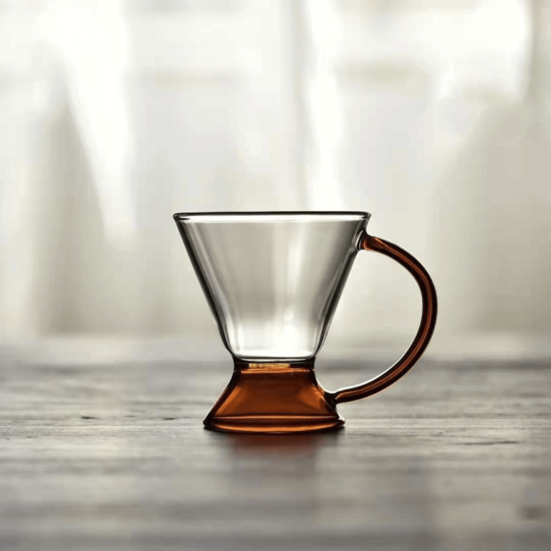 Elegant borosilikatglass tekanne for løs te, minimalistisk nordisk design, perfekt for et moderne kjøkken.