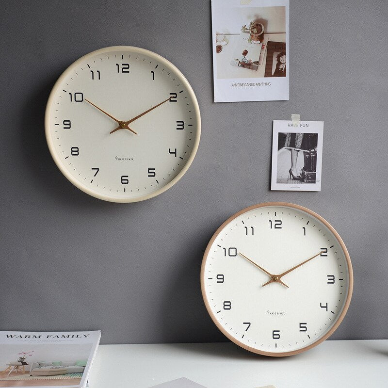Moderne veggklokke i tre, skandinavisk stil. Elegant minimalistisk design for stuen og hjemmeinnredning.