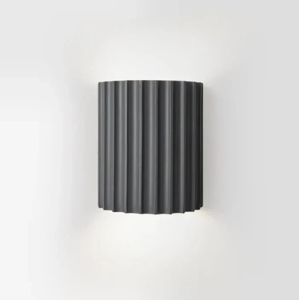 Vegglampe i minimalistisk stil for moderne hjem. Skaper en innbydende atmosfære med elegant belysning.