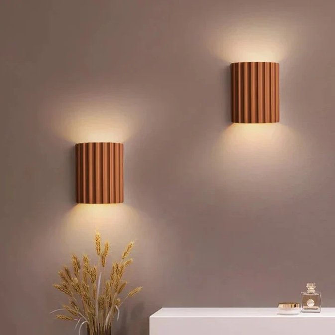 Stilfull innendørs vegglampe for moderne hjem. Gir myk belysning og dekorativ effekt.