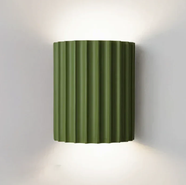 Enkelmontert, minimalistisk vegglampe for moderne innredning. Skandinavisk design for stemningsfull belysning.