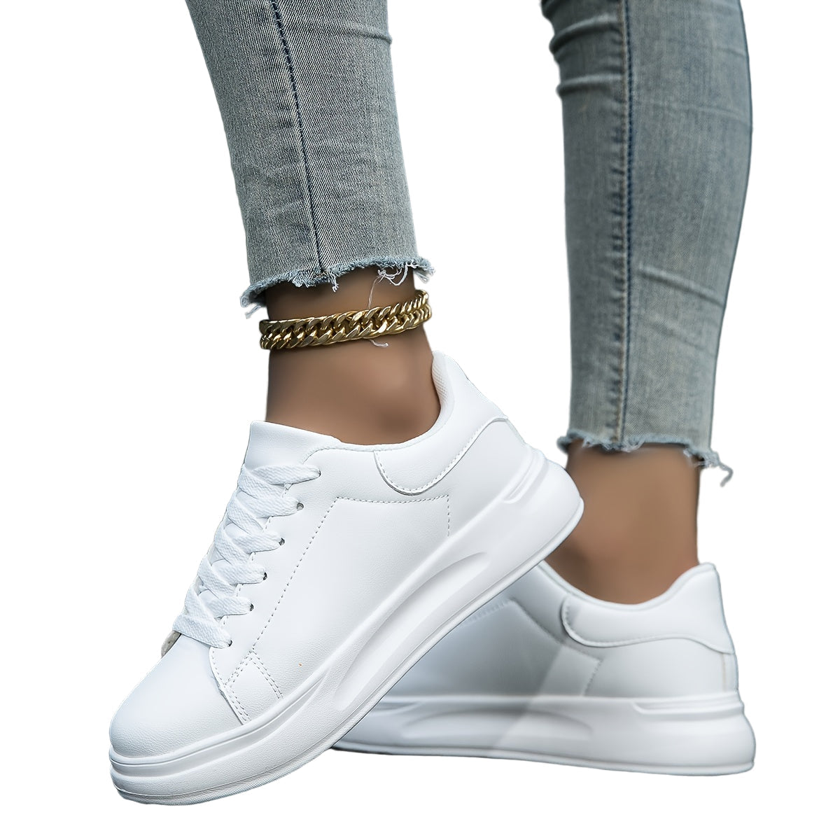 Minimalistiske hvite damesneakers. Komfortable hverdagssko for kvinner med stilrent design.