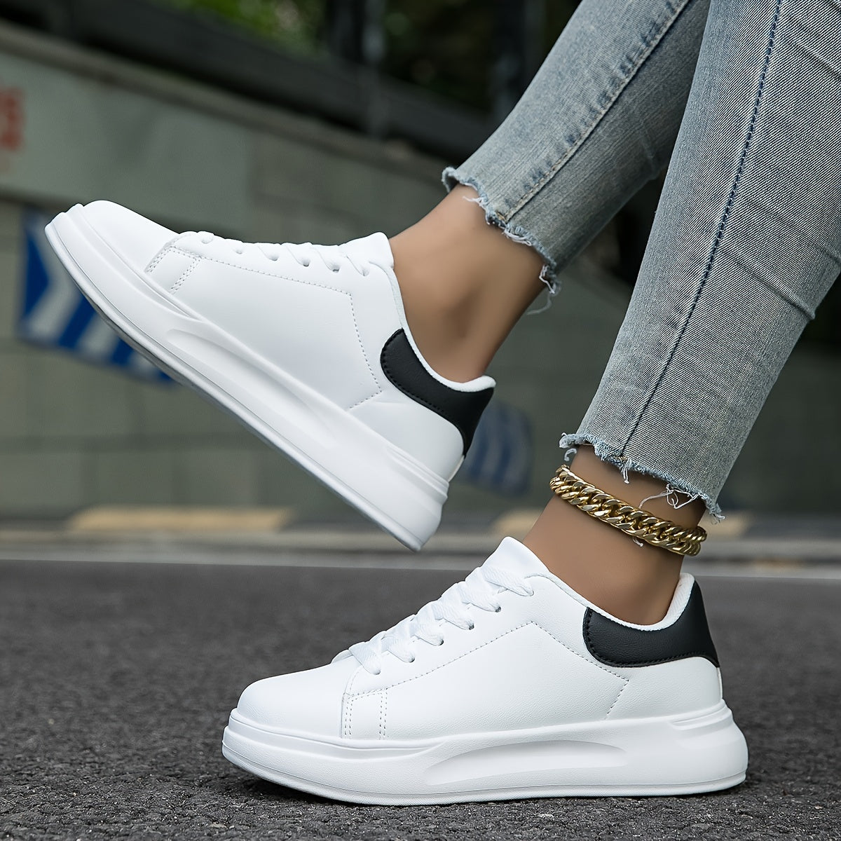 Stilige hvit og svart damesneakers. Minimalistiske fritidssko for kvinner, perfekte for hverdagsbruk.