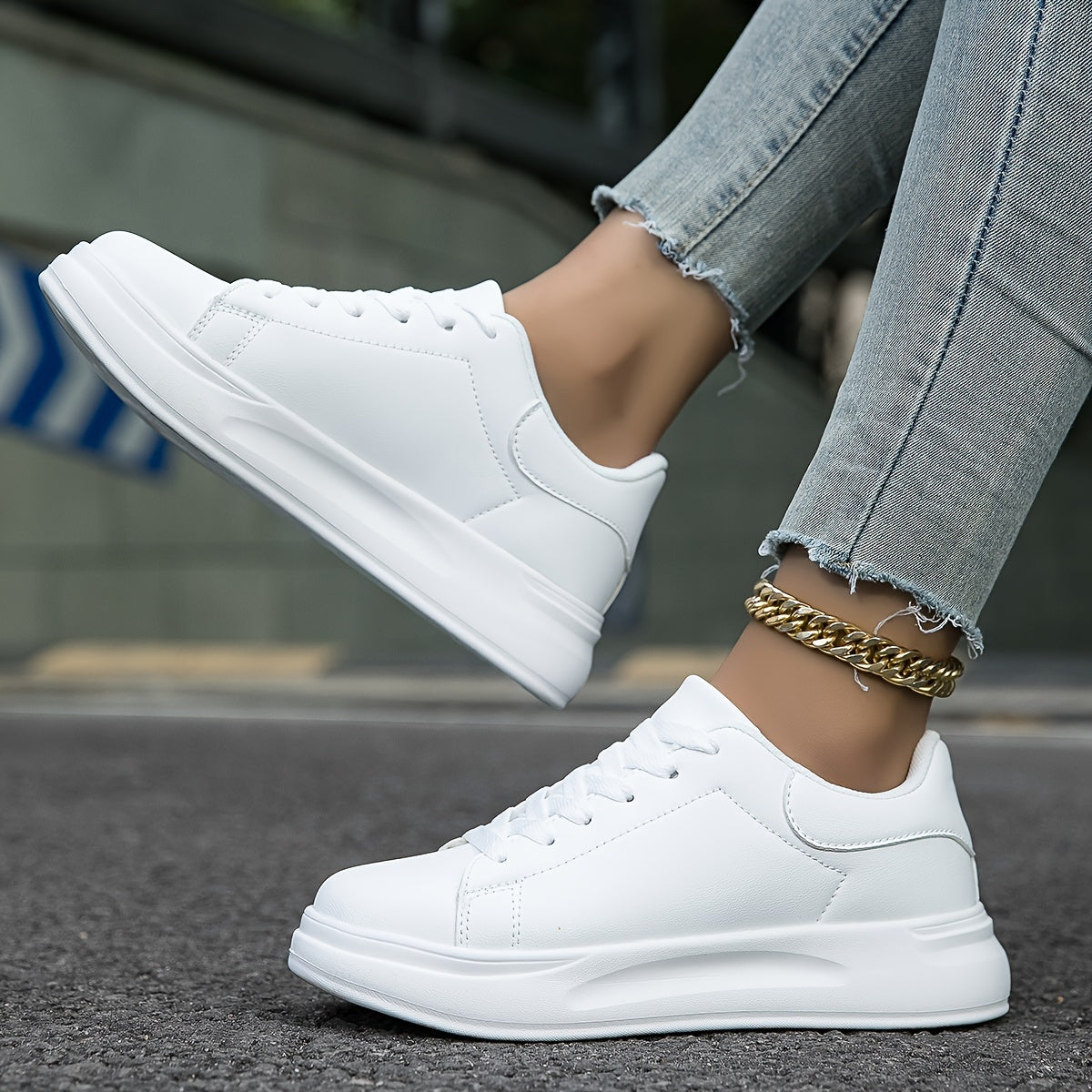 Kvinner iført minimalistiske hvite damesneakers. Komfortable hverdagssko med stilrent design.