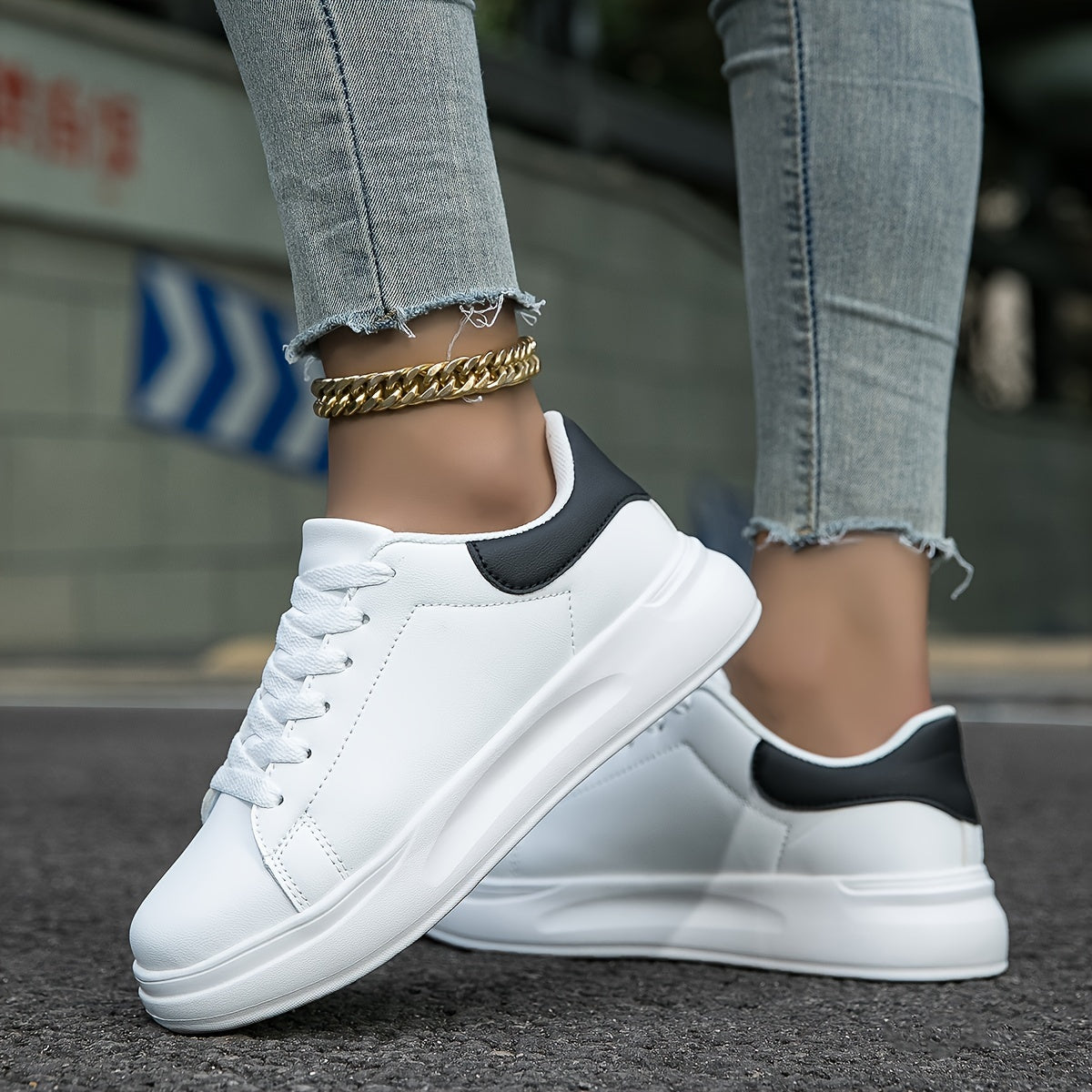 Elegante hvite og hvit/svarte damesneakers. Stilige, minimalistiske sko for kvinner, ideelle for fritid.