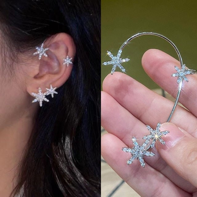 Modell iført justerbar minimalistisk øreklemme. Trendy og elegant motetilbehør for kvinner uten piercing.