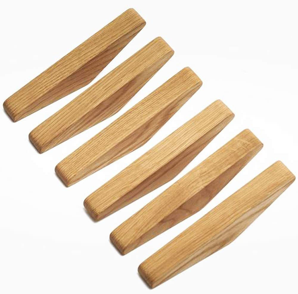 Minimalistiske veggkroker i tre. Perfekt for organisering av jakker og vesker i gangen eller soverommet.