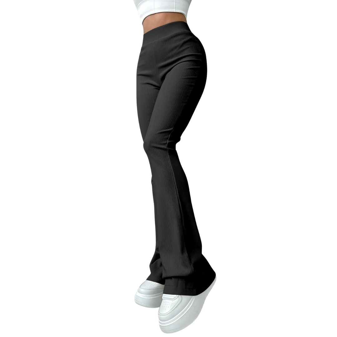 Model wears elegant ribbestrikket bukse med høy midje, komfortabel for dame.