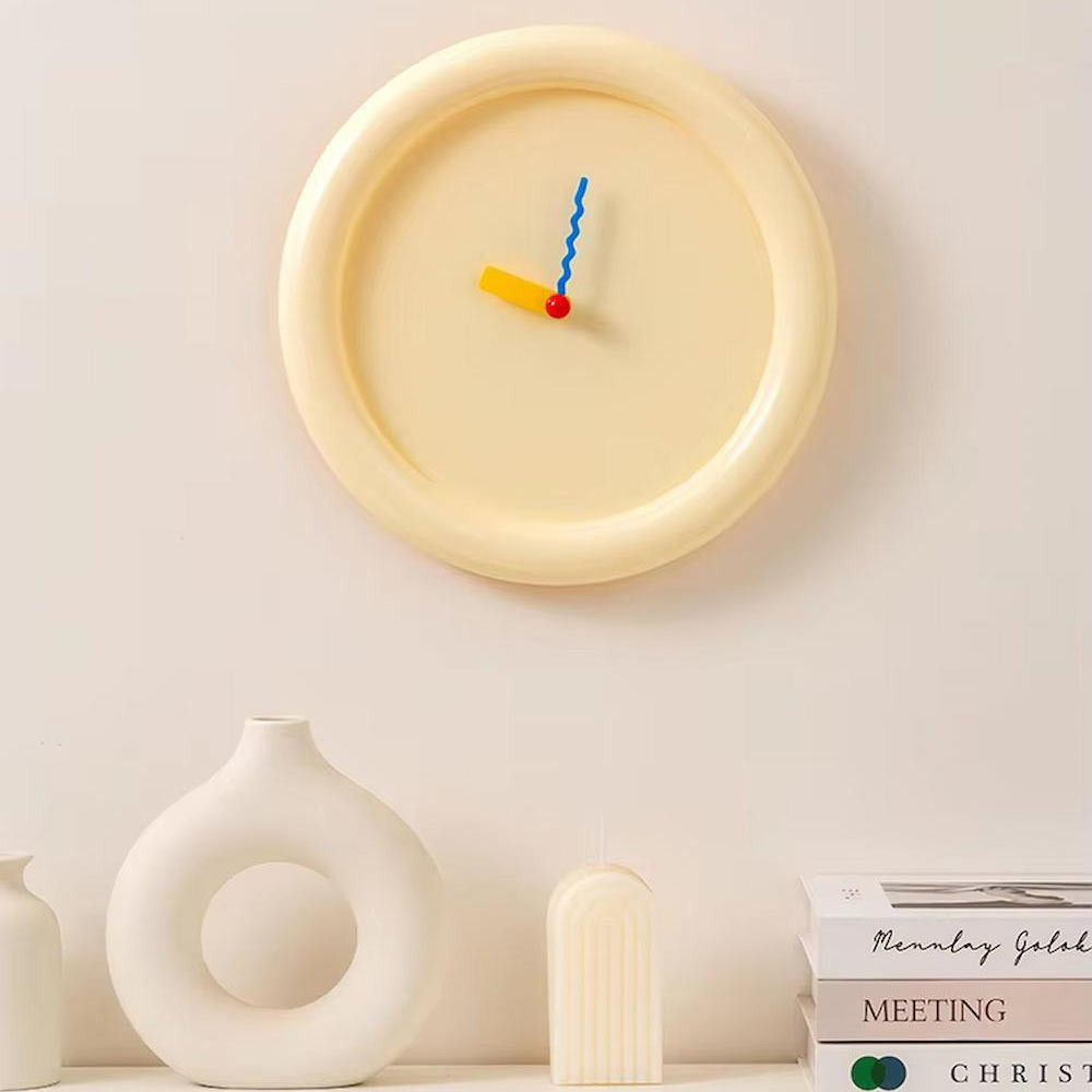 Stilren veggklokke 30 cm på soveromsveggen. Minimalistisk design for en rolig atmosfære.