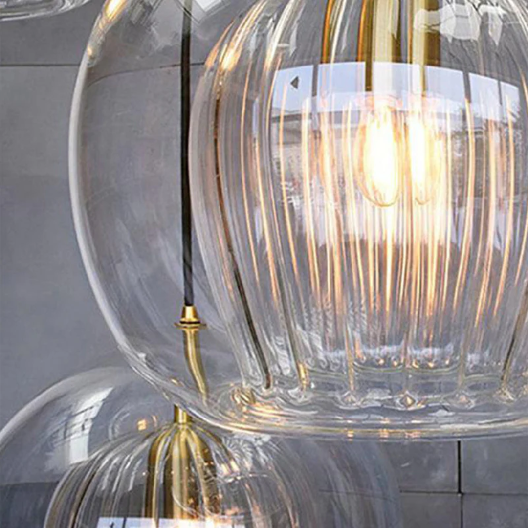 Moderne pendellampe Aurora Sphere i stuen, sfærisk glassdesign og høydejusterbar LED-belysning.