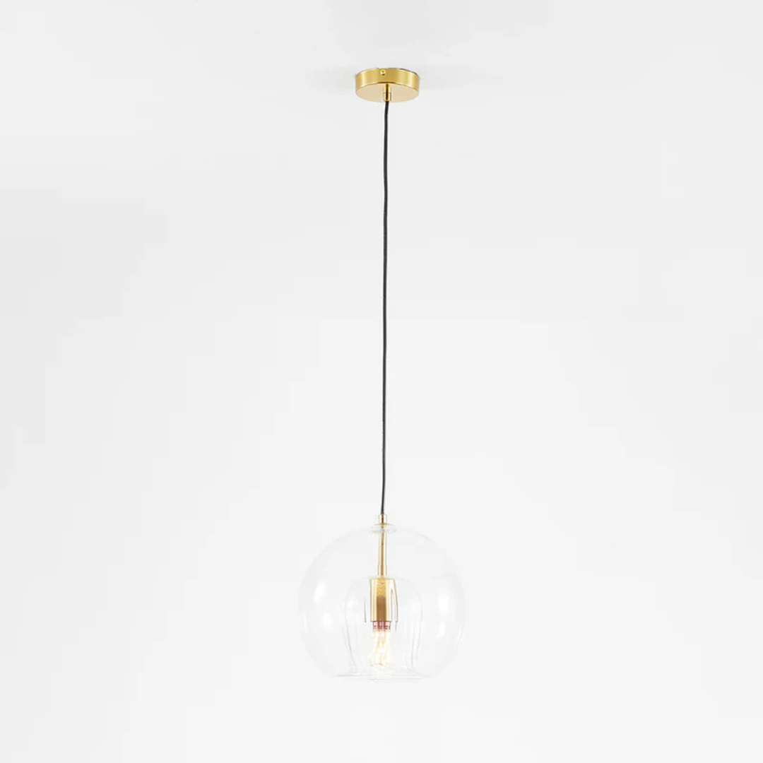 Moderne Aurora Sphere pendel i glass, med sfærisk design og LED-lys for tidløs stue- og spisebelysning.