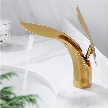Gull baderomskran med ett håndtak. Eksklusivt baderomsarmatur i stilrent design, ideelt for badrenovering.