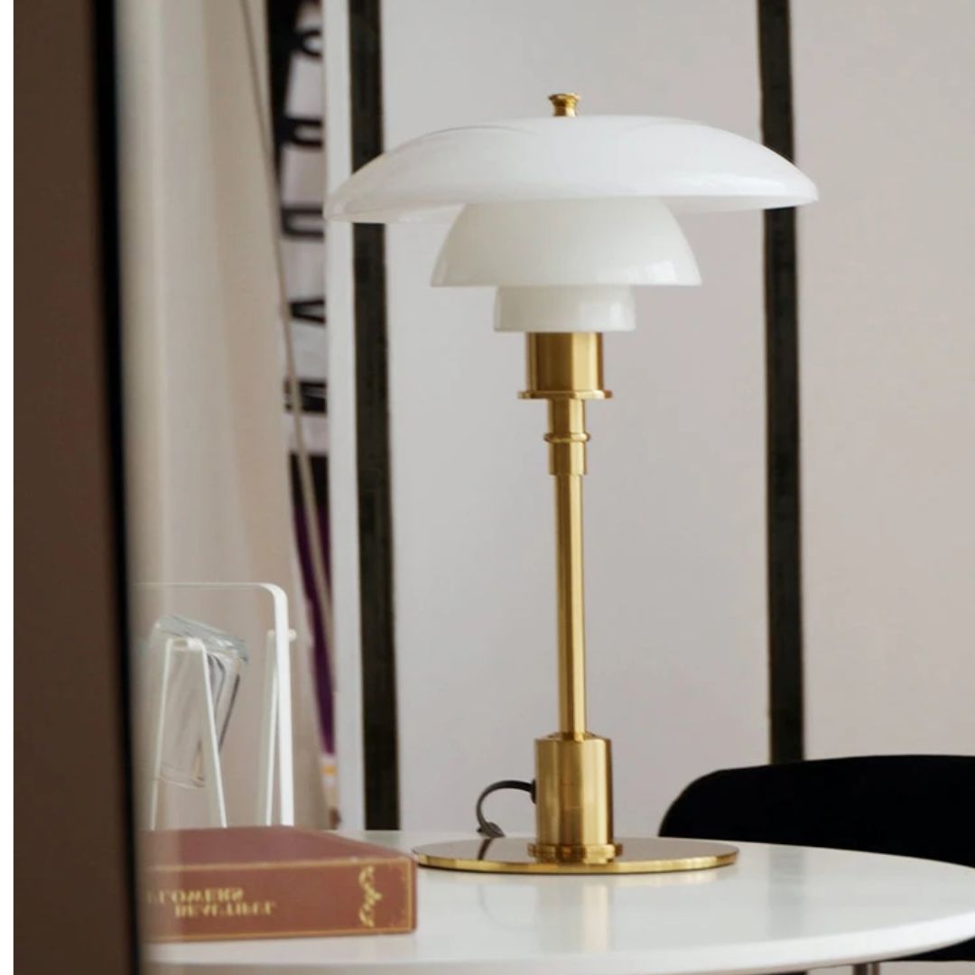 Moderne bordlampe i nordisk stil. Gir mykt lys og forbedrer interiøret med sitt tidløse design.