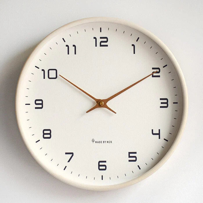 Minimalistisk brun/beige veggklokke. En moderne og lydløs klokke som gir elegant interiør og hjemmeinnredning.