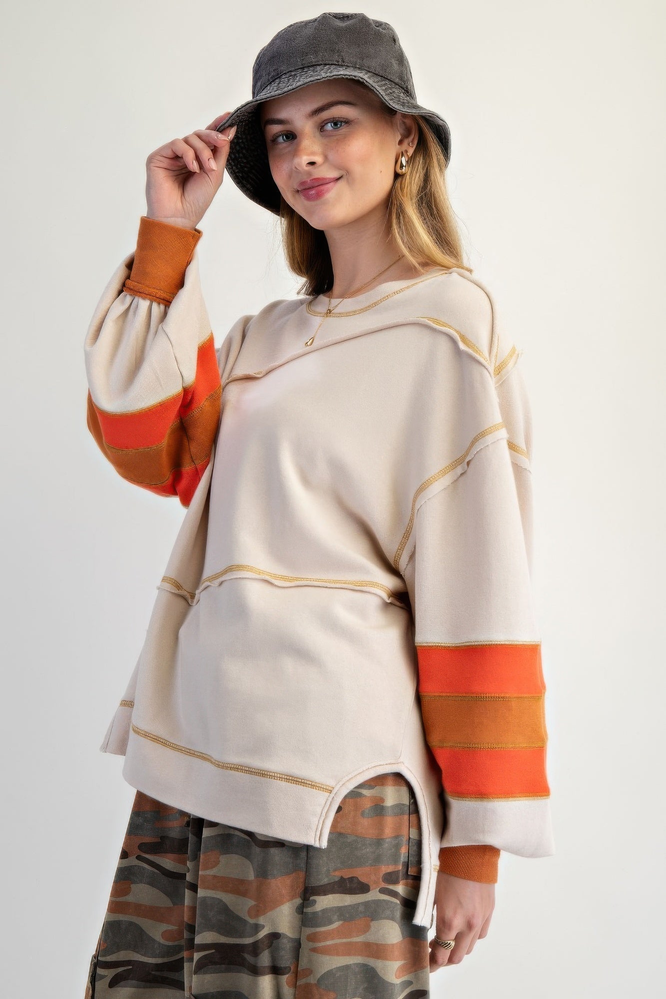 Damegenser med iøynefallende fargeblokk og elegant broderi. Asymmetrisk design gir en moderne og unik stil.
