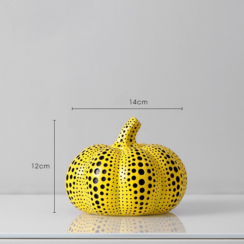 Nærbilde av polkaprikket skulptur som viser dristig design, moderne finish og kunstneriske detaljer.