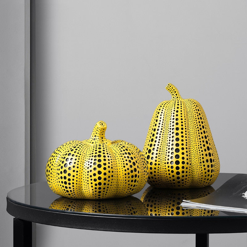 Moderne polka-prikket skulptur på hylle, gir hjemmet et unikt preg av dristig kunst og innredning.