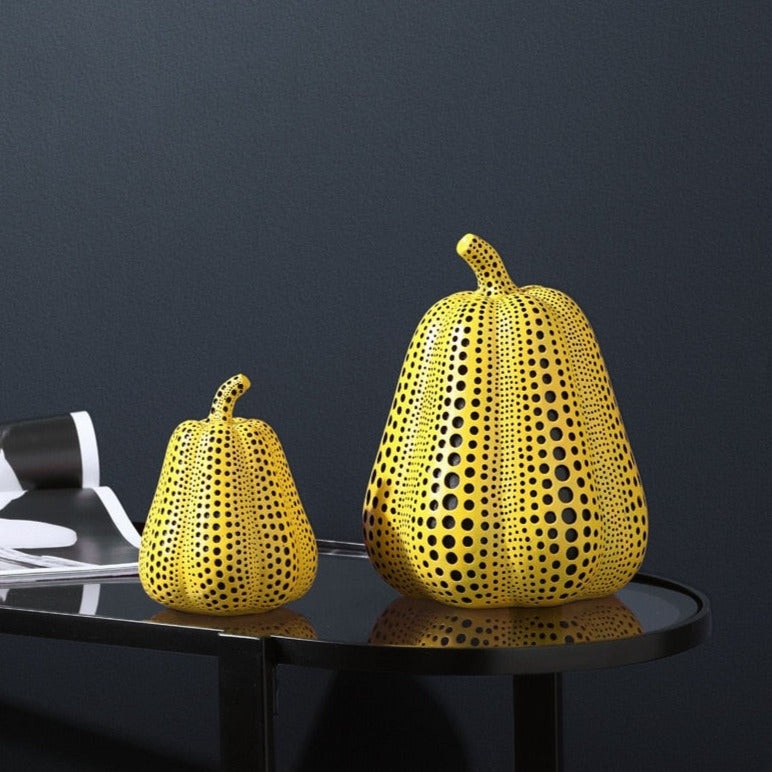 Elegant gresskar skulptur med moderne design og polka-prikker. Perfekt som stilren hjemmedekorasjon.