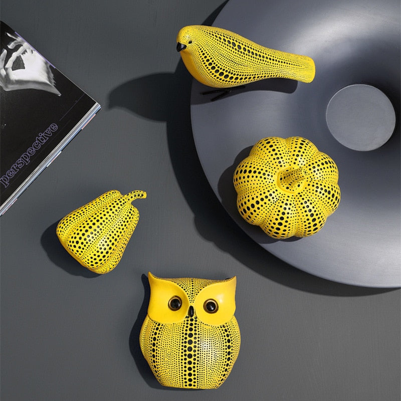 Unikt sett med gresskar- og dyreskulpturer. Polka-prikket design, moderne kunst og dekorasjon til hjemmet.