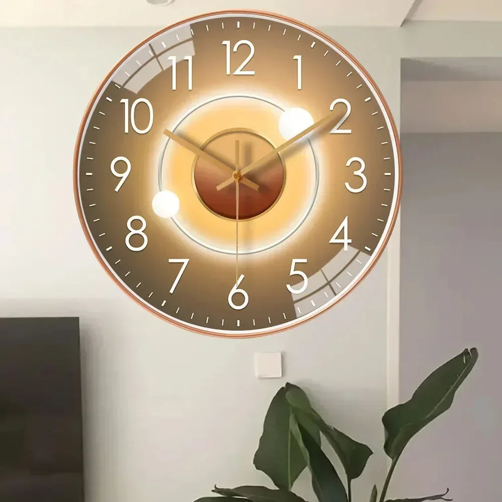 Digital veggklokke på hvit vegg i stue, moderne og lydløs design, perfekt interiørdetalj.