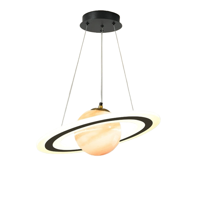 Moderne dimbar LED hengelampe med planetdesign for stilfull interiørbelysning i stue eller spisestue.