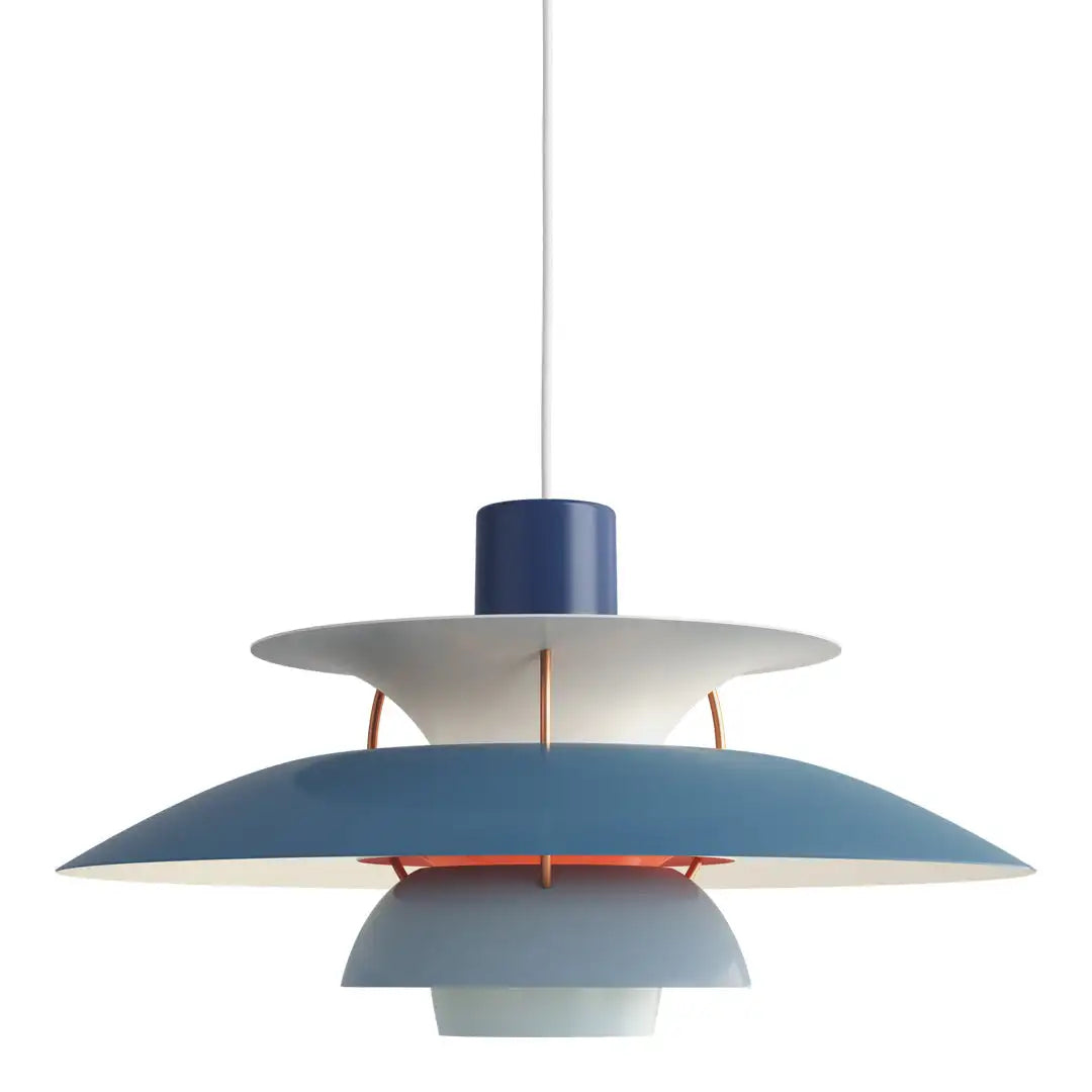 Nærbilde av rund dimbar LED-taklampe, metallfinish