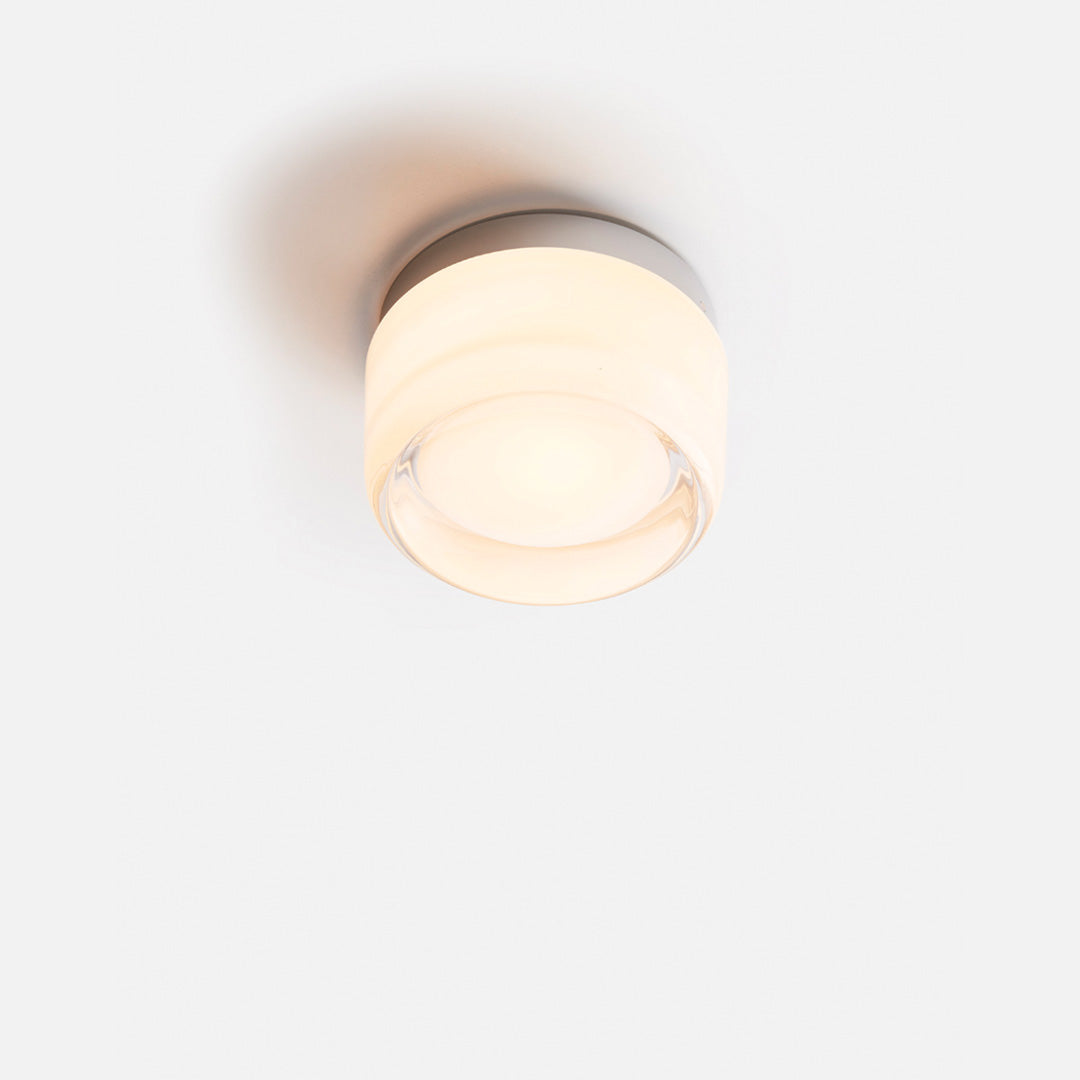 Mykt glødende DimpleGlow vegglampe, moderne LED belysning for en koselig soveromsatmosfære.