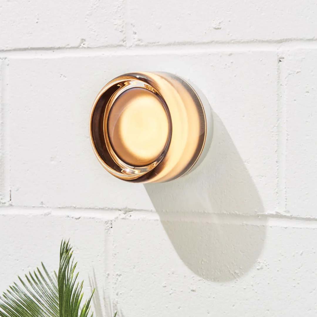 Dekorativ DimpleGlow vegglampe, moderne design som passer perfekt i stuen. LED belysning.