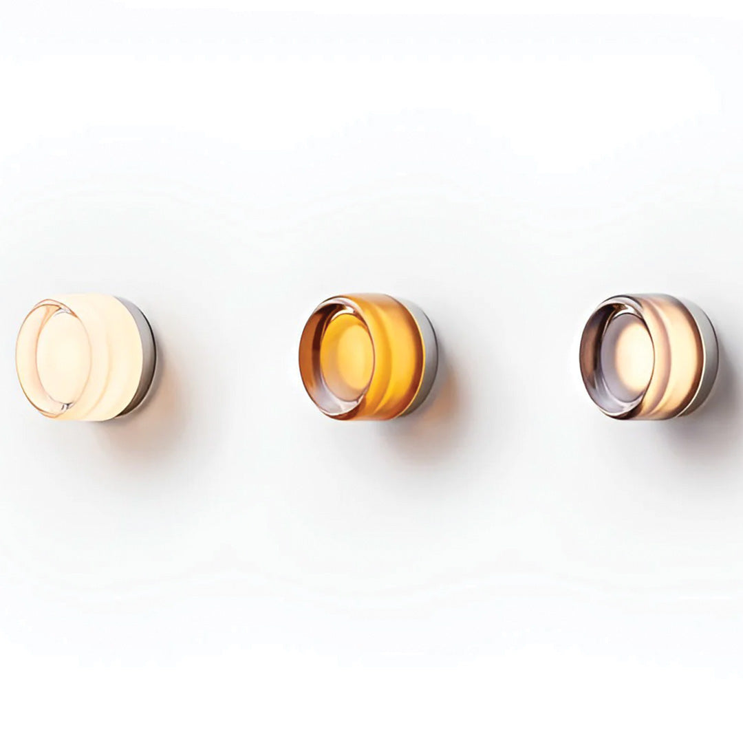Funksjonell DimpleGlow LED vegglampe, ideell som soveromslampe eller moderne stuebelysning.