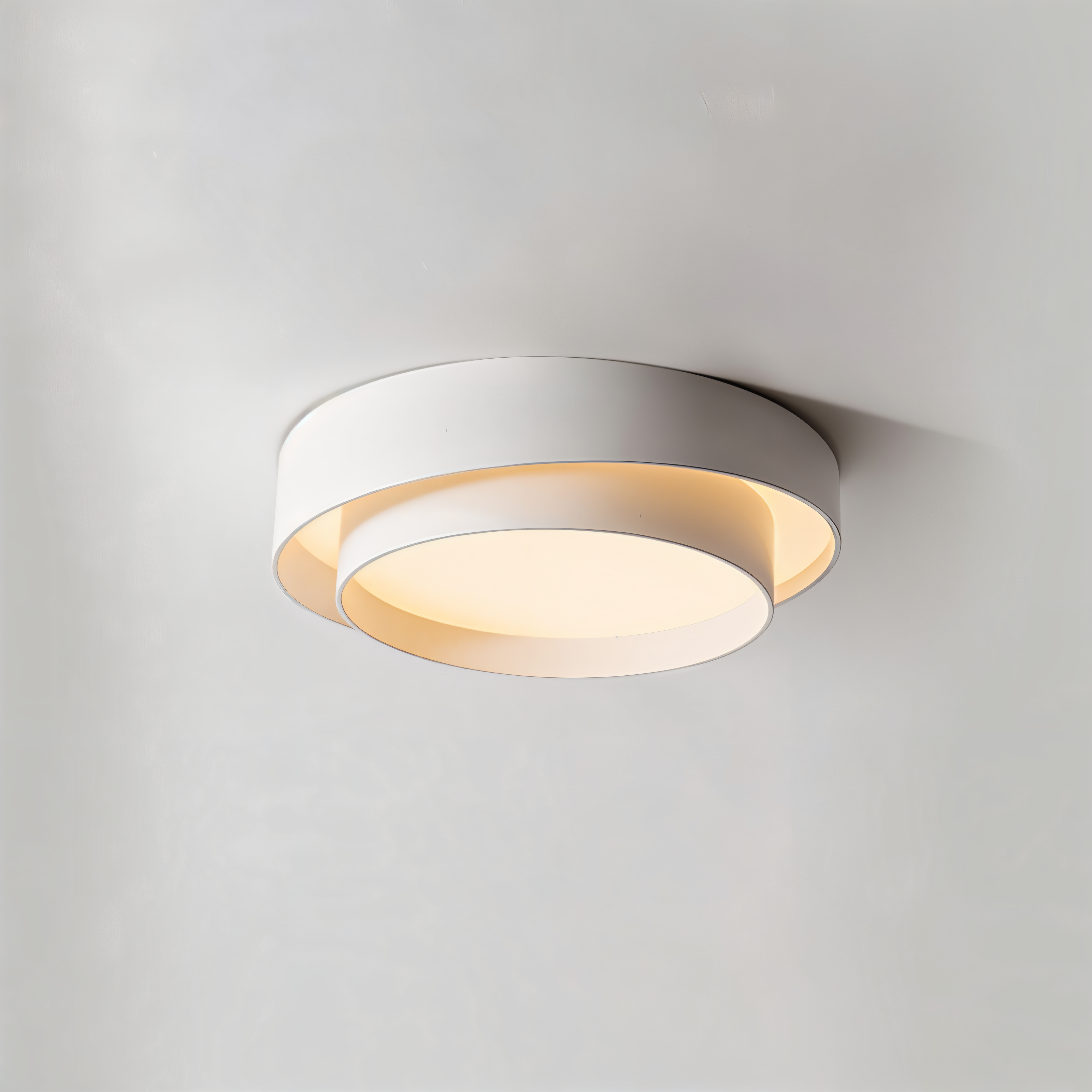 Visning av moderne LED taklampe installert i en stue, fremhever den sirkulære dobbeltlagsdesignen.
